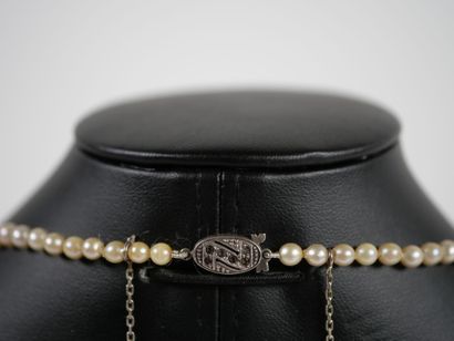 Necklace of falling pearls, the oval silver...