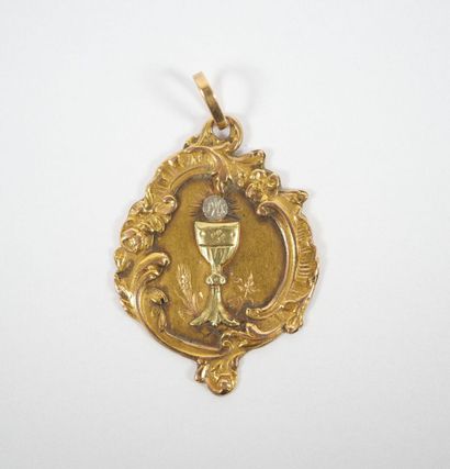 Three-tone gold religious medal of scalloped...