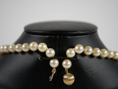 Necklace of shoker pearls, spherical clasp...