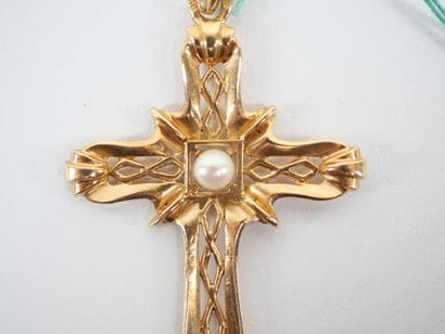 18K yellow gold openwork cross-pendant centered...