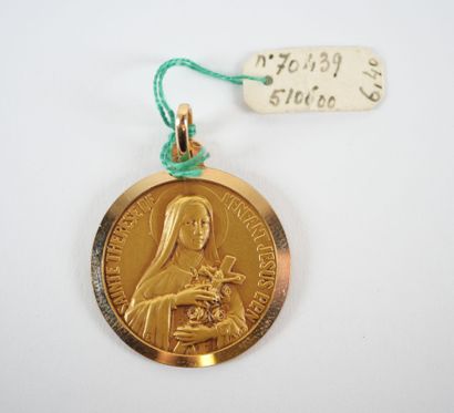 Circular medal in 18K yellow gold depicting...