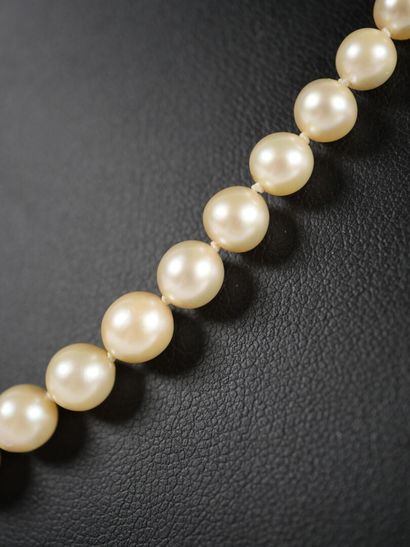 Necklace of falling pearls, the oval silver...