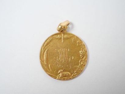 Circular medal in 18K yellow gold decorated...