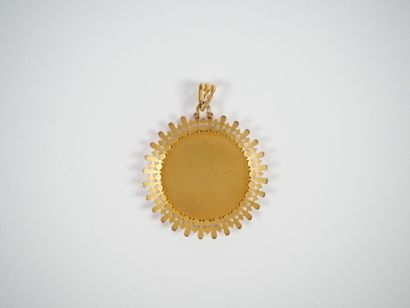 Circular religious medal in 18K yellow gold...