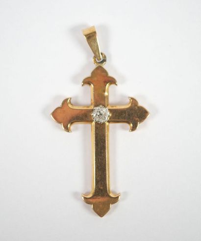 Pendant cross in 18K yellow gold centered...