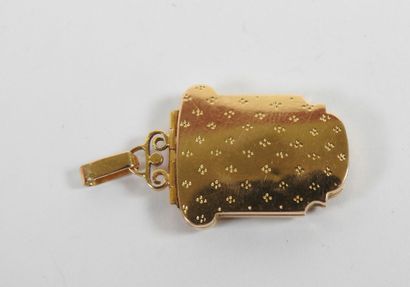 18K yellow gold pendant with finely chased...