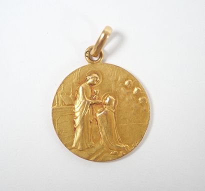 Circular medal in 18K yellow gold decorated...