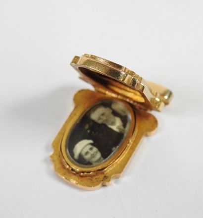 18K yellow gold pendant with finely chased...