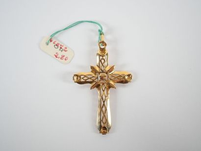 18K yellow gold openwork cross-pendant centered...
