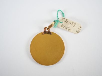 Circular medal in 18K yellow gold depicting...