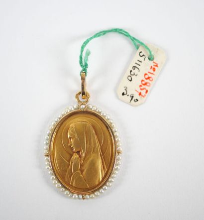Oval religious medal in 18K yellow gold decorated...