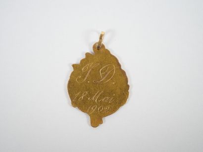 Three-tone gold religious medal of scalloped...