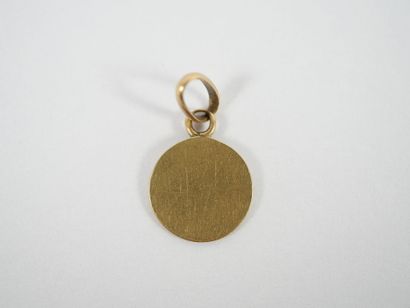 Small circular medal in 18K yellow gold with...