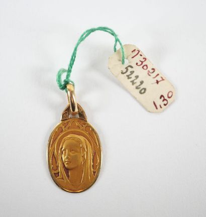 Oval pendant in 18K yellow gold depicting...
