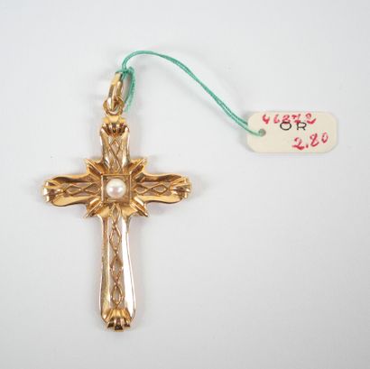 18K yellow gold openwork cross-pendant centered...