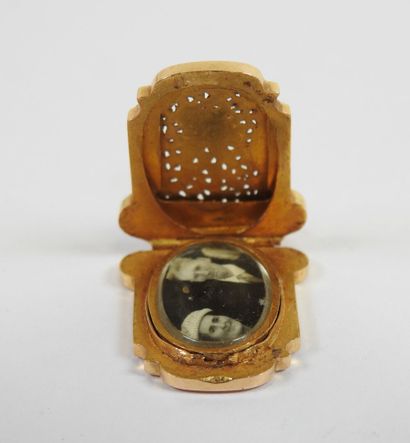 18K yellow gold pendant with finely chased...
