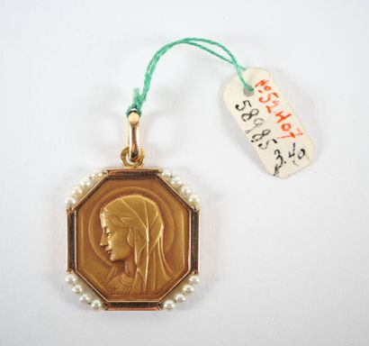 Circular religious medal in 18K yellow gold,...