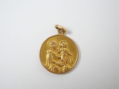 Circular religious medal in 18K yellow gold...