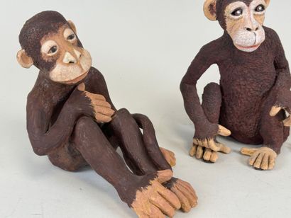 Trois sujets en céramique polychrome figurant...