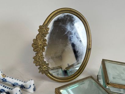 Lot comprenant :
- deux boîtes à bijoux en...