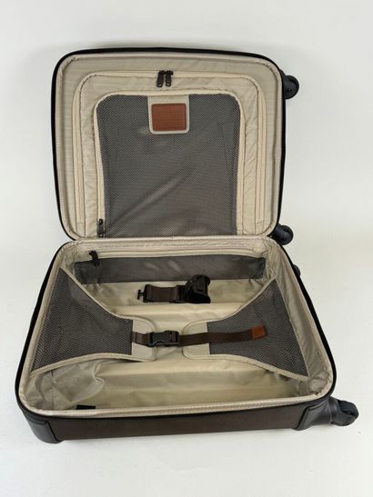 TUMI.
Valise roulante cabine en toile marron.
53...