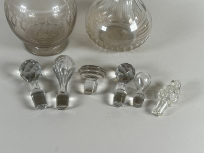 Deux carafes en cristal et verre dont une...