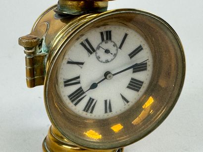 Petite pendulette en forme de phare en laiton,...