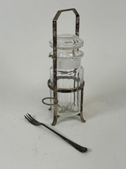 Pot à cornichons en métal argenté et verre.
H....