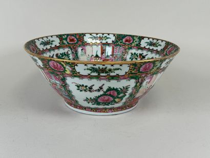 ASIE, XXe.
Grande coupe ou jatte en porcelaine...