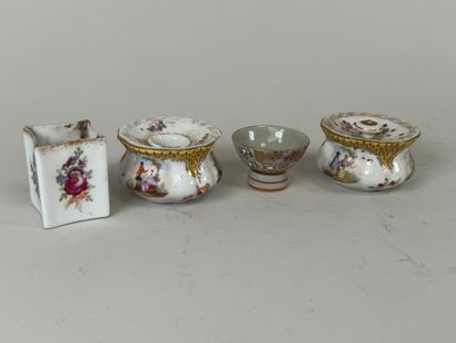MEISSEN.
Deux encriers en porcelaine polychrome...