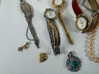 Lot de bijoux fantaisies dont montres, bracelet,...