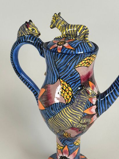 AFRIQUE, XXe.
Pichet et verseuse en céramique...