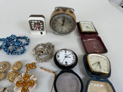 Lot de bijoux fantaisie dont montres dont...