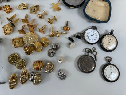 Lot de bijoux fantaisie dont montres dont...