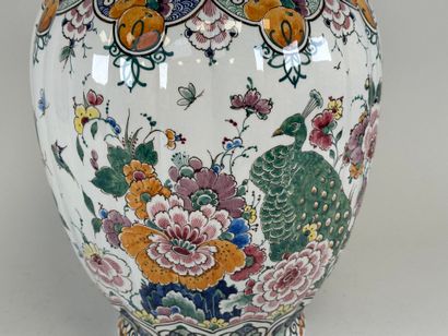 Grande potiche en faïence polychrome à décor...