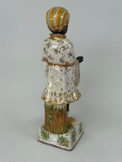 Important sujet en faïence polychrome figurant...