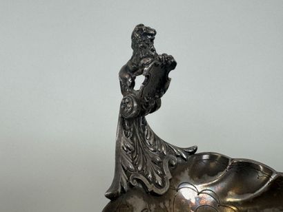 Lot comprenant :
- un samovar en cuivre et...