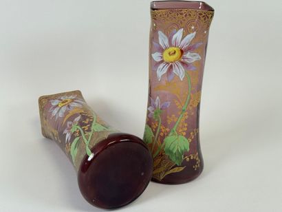 Paire de vases en verre coloré et émaillé...