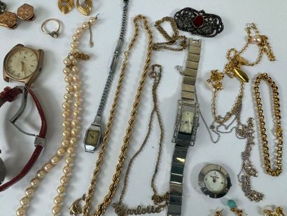 Lot de bijoux fantaisies dont montres, bracelet,...