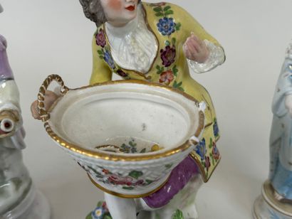 Lot comprenant divers sujets en porcelaine,...