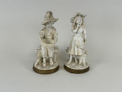 Couple d'enfants en biscuit, le socle en...