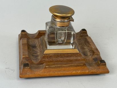 Encrier en bois, verre et laiton.
Vers 1900.
11...