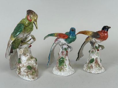 MEISSEN.
Trois sujets en porcelaine polychrome...