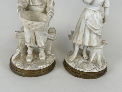 Couple d'enfants en biscuit, le socle en...