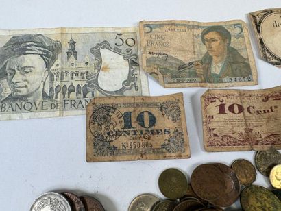 Vrac de monnaie, 4 billets de banque et 2...