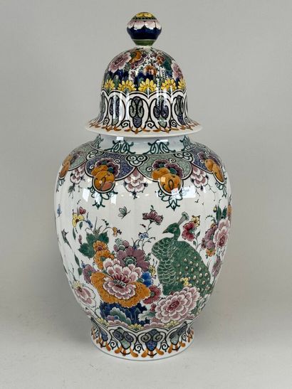 Grande potiche en faïence polychrome à décor...