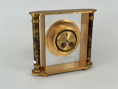 Pendule de bureau en métal doré et verre...