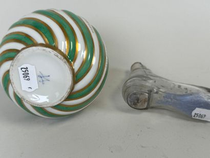 Lot comprenant :
- un flacon en porcelaine...