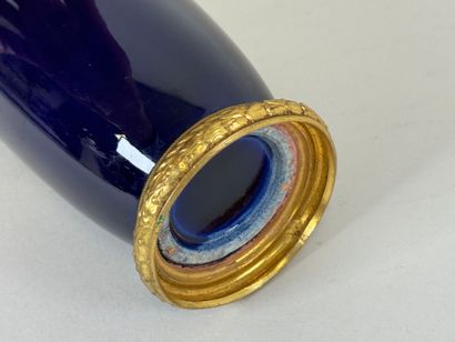 Vase en céramique sur fond bleu, la monture...
