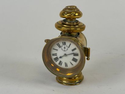 Petite pendulette en forme de phare en laiton,...